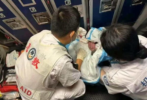 十大配资排行 官方呼吁不要对16岁产妇二次伤害，机上分娩的女婴仅2斤