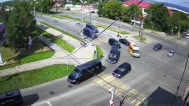 普京车队中为何多了一辆救护车 现身活动未见任何端倪